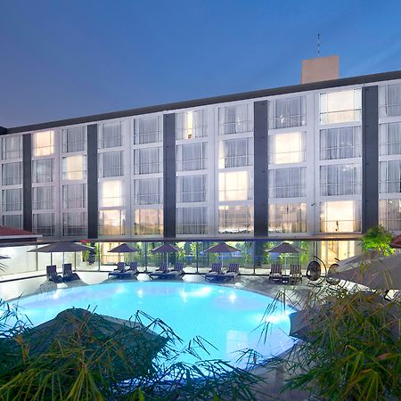 Eastin Grand Hotel Saigon Ho Şi Min Dış mekan fotoğraf The hotel's swimming pool