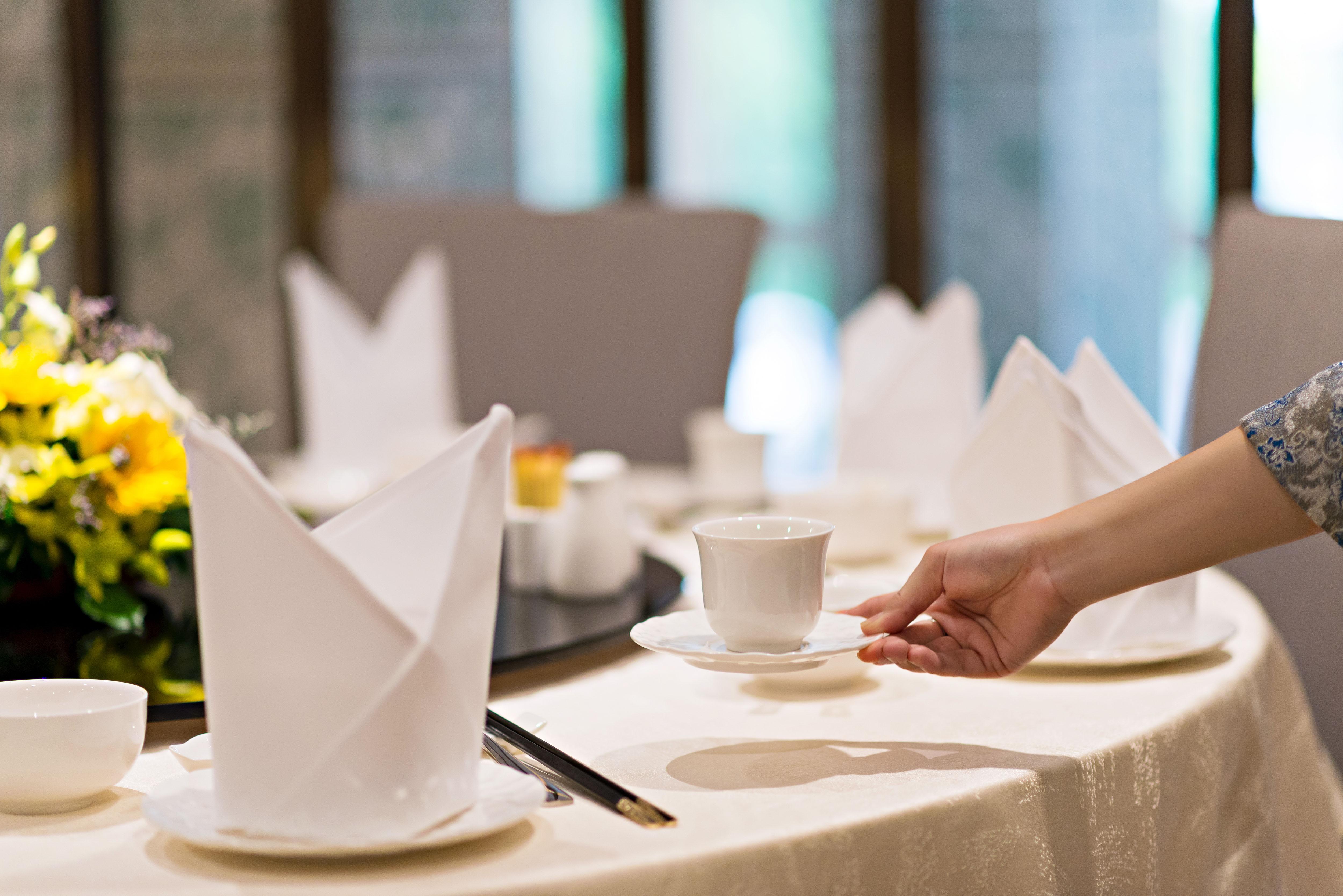 Eastin Grand Hotel Saigon Ho Şi Min Dış mekan fotoğraf A server sets a table at a restaurant.
