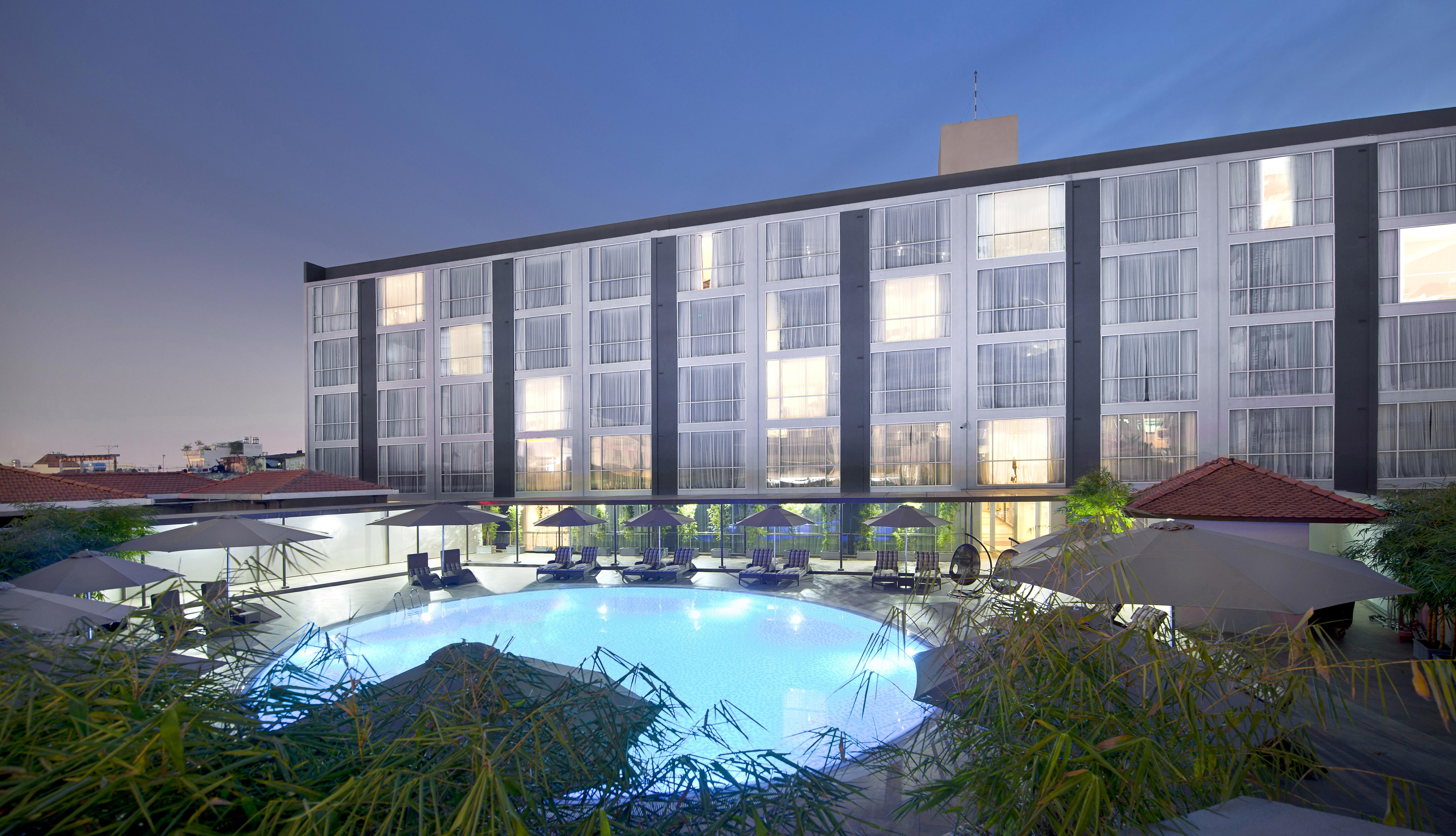 Eastin Grand Hotel Saigon Ho Şi Min Dış mekan fotoğraf The hotel's swimming pool