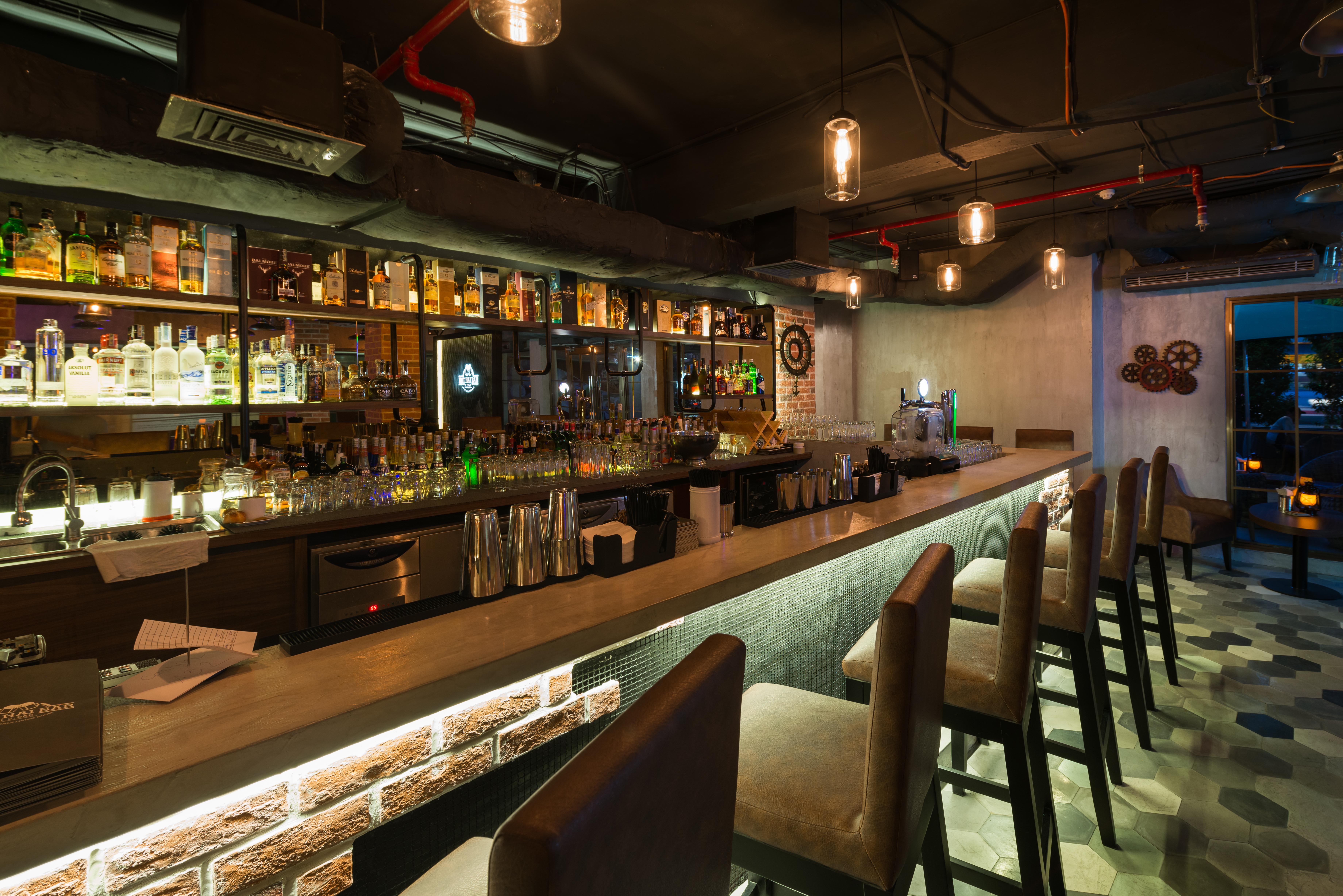 Eastin Grand Hotel Saigon Ho Şi Min Dış mekan fotoğraf Bar at the hotel
