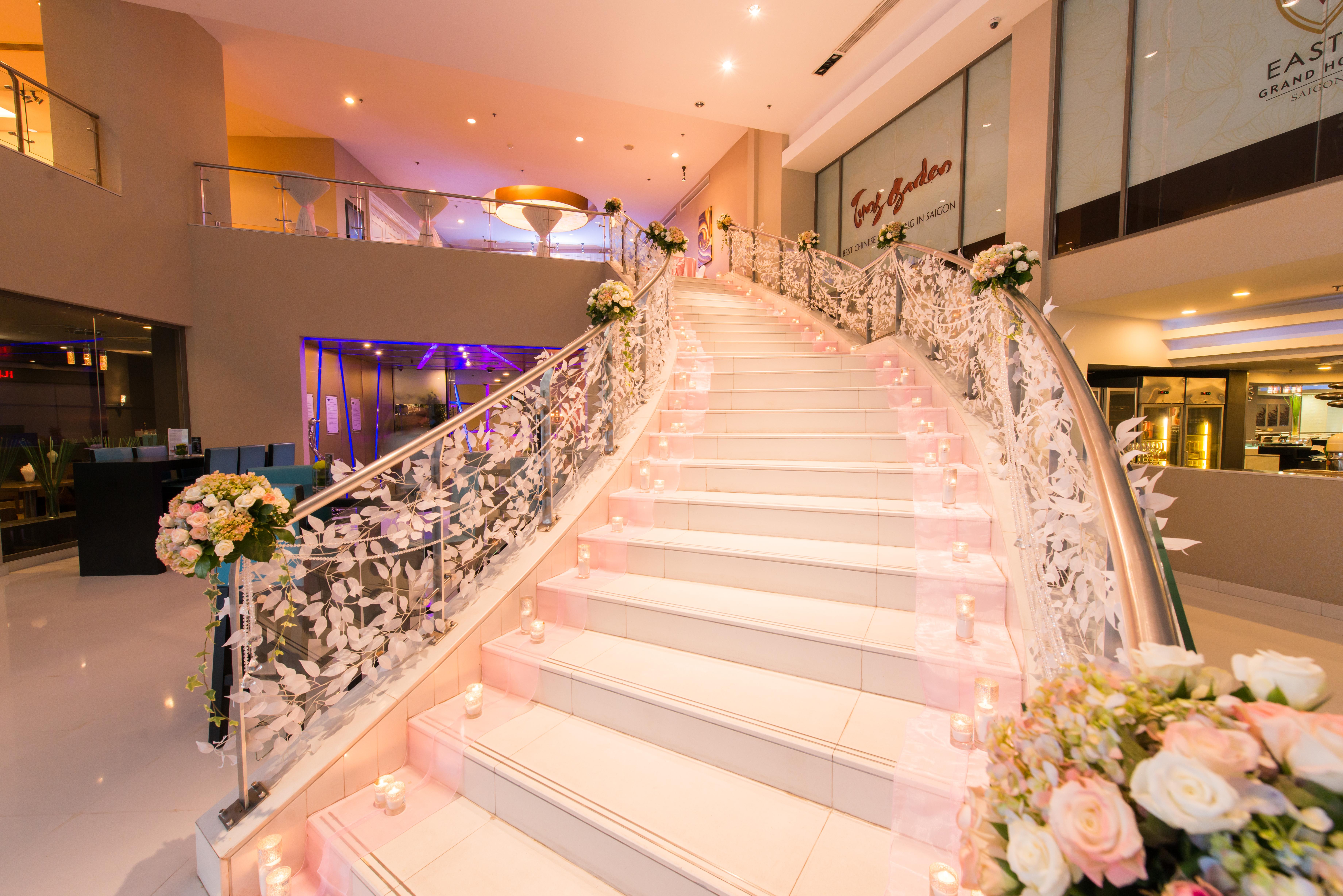 Eastin Grand Hotel Saigon Ho Şi Min Dış mekan fotoğraf The staircase at the lobby