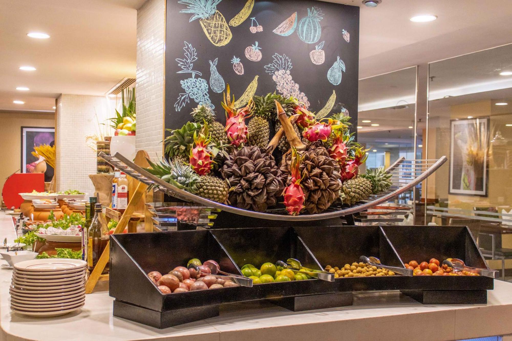 Eastin Grand Hotel Saigon Ho Şi Min Dış mekan fotoğraf Fruit display at a buffet