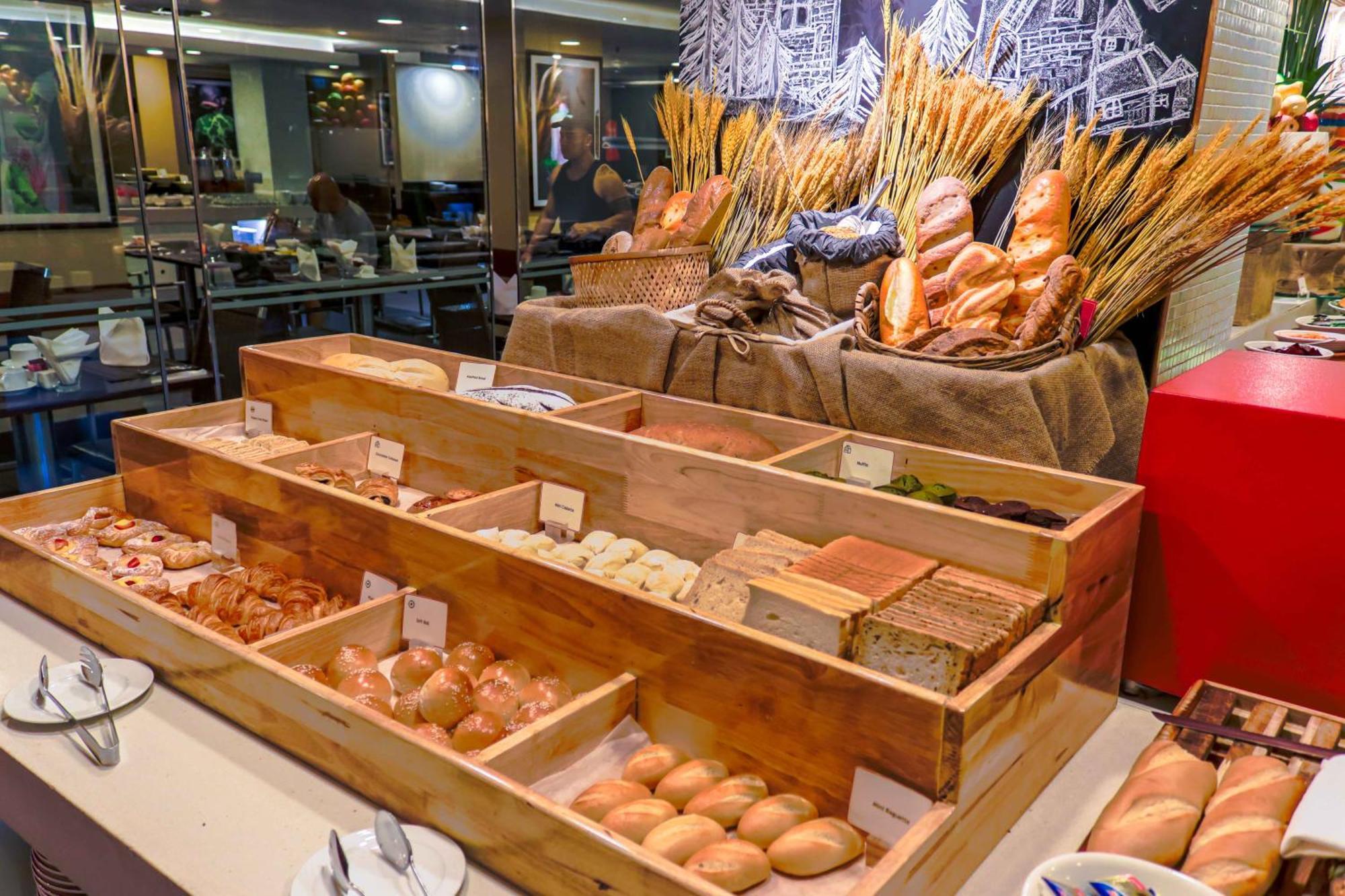 Eastin Grand Hotel Saigon Ho Şi Min Dış mekan fotoğraf Bread and pastry at a buffet