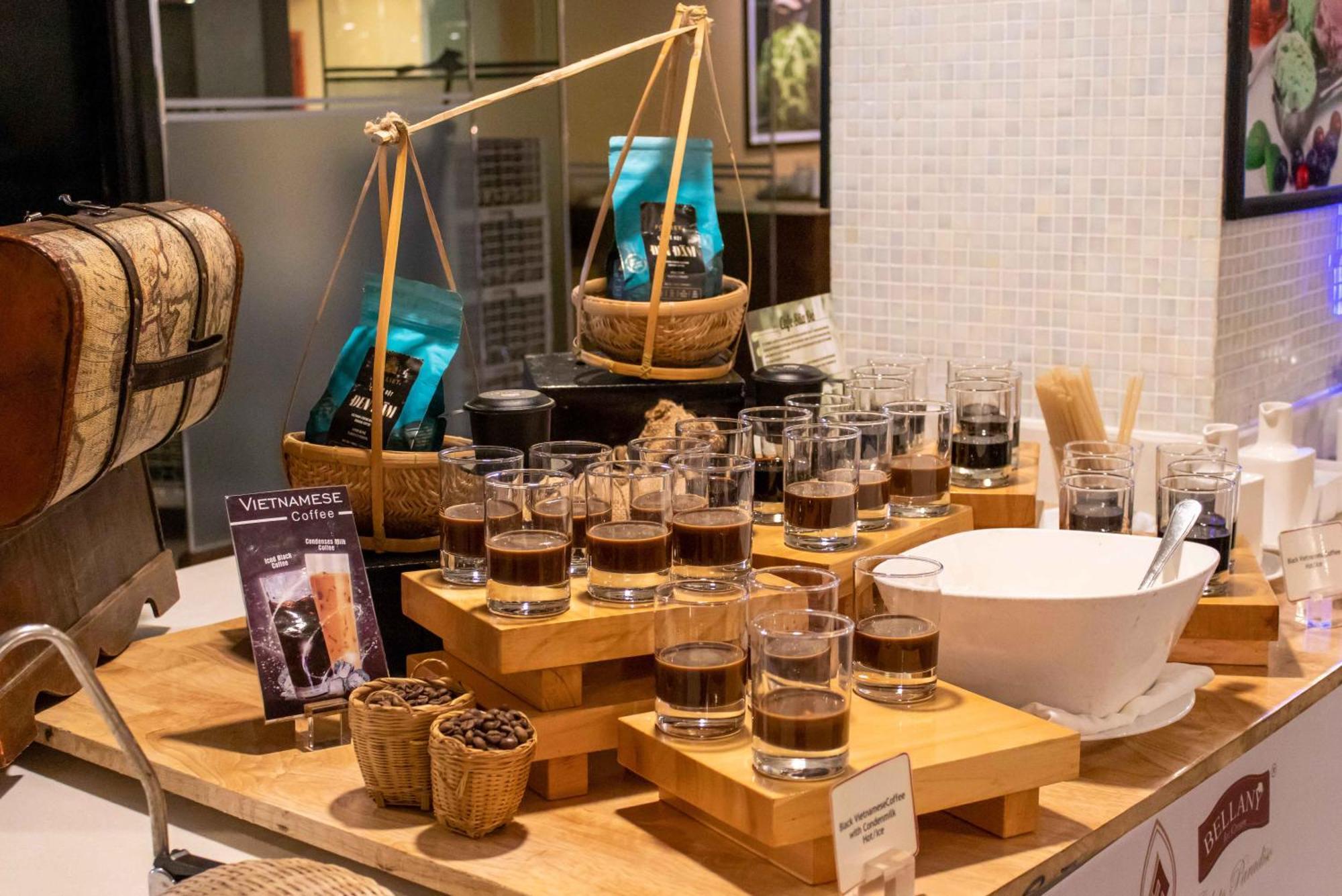 Eastin Grand Hotel Saigon Ho Şi Min Dış mekan fotoğraf A coffee tasting