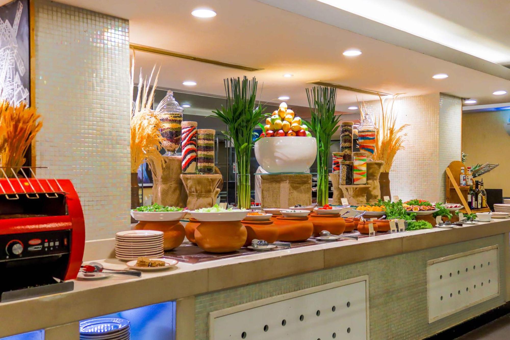 Eastin Grand Hotel Saigon Ho Şi Min Dış mekan fotoğraf A buffet at a hotel